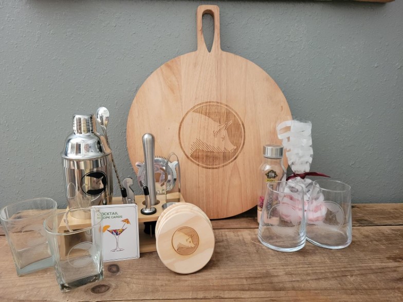 Cutting board laser-engraved with pig head, 4 cocktail glasses and cocktail infusion kit